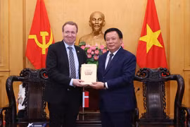 Le président de l’Académie nationale de politique Hô Chi Minh (HCMA), Nguyên Xuân Thang (à droite) et le président de la Commission de politique étrangère du Parlement danois, Michael Aastrup Jensen. Photo: VNA
