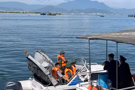 Les gardes-frontières contrôlent les papiers pour la sortie des bateaux de pêche. Photo: VNA