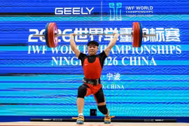 Le Vietnamien Nguyên Thành Duy s'offre deux records du monde jeunesse chez les moins de 65 kg lors des Championnats du monde de l'IWF à Ningbo 2026. Photo : IWF