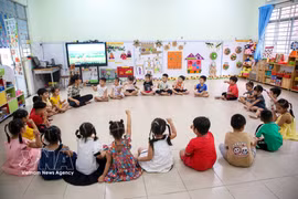 Les enfants ciblés par la généralisation de l'éducation préscolaire pour les 5-6 ans bénéficient d'une exemption, d'une réduction ou d'une prise en charge de leurs frais de scolarité. Photo : VNA