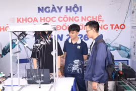 Des étudiants présentent leurs produits technologiques lors du Festival des sciences, des technologies, de l'entrepreneuriat et de l'innovation de l'Université des sciences et technologies de Dà Nang en 2026. Photo : VNA