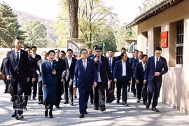 Le président de l'Assemblée nationale du Vietnam, Trân Thanh Mân, visite l’auditorium du Secrétariat central sur le site révolutionnaire de Zaoyuan. Photo: VNA