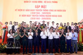 Le secrétaire général du Parti communiste du Vietnam, président de la République, Tô Lâm et les délégués à la rencontre en l’honneur du 81e anniversaire des Journées traditionnelles de la Sécurité publique populaire (19 août 1945 – 2026) et du secteur diplomatique (28 août 1945 – 2026). Photo : VNA