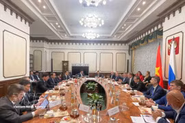 Le membre du Politburo et secrétaire du Comité du Parti de Hanoi, Trân Duc Thang, s'entretient avec Dmitry Zverev, secrétaire d'État et vice-ministre des Transports de la Fédération de Russie. Photo : VNA