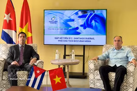 L’ambassadeur de Cuba au Vietnam, Rogelio Polanco Fuentes (à droite) et le Dr Santiago Dueñas Carrera, vice-président du groupe cubain BioCubaFarma, lors d’une conférence de presse à Hanoi, le 21 avril. Photo : VNA