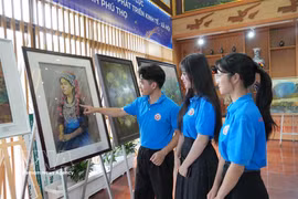 Des étudiants de l'Université Hung Vuong à la découverte des œuvres d'art célèbres présentées à l'exposition. Photo : VNA