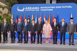 Les ministres des Affaires étrangères de l'ASEAN+3 posent pour une photo de groupe avant leur réunion, à Manille, aux Philippines, le 23 juillet. Photo : VNA