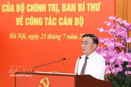 Le membre du Politburo et permanencier du Secrétariat du Comité central du Parti, Trân Câm Tu, préside la conférence d’annonce de cinq décisions du Politburo et du Secrétariat du Comité central du Parti concernant le travail du personnel. Photo : VNA
