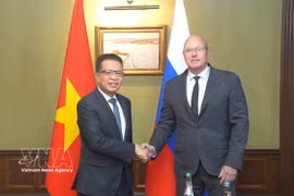 Le vice-Premier ministre russe Dmitri Tchernychenko (à droite) serre la main de l’ambassadeur du Vietnam en Russie, Dang Minh Khôi, le 26 août. Photo: VNA