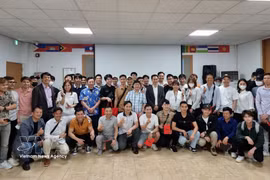 Des travailleurs vietnamiens à Changwon, en République de Corée, posent pour une photo souvenir lors d’une séance d'information visant à renforcer leurs connaissances juridiques. Photo : VNA