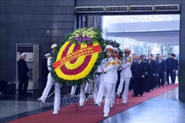 Une délégation conduite par le Premier ministre Pham Minh Chinh rend hommage à l'ancien vice-président du Conseil des ministres, Doan Duy Thành. Photo : VNA