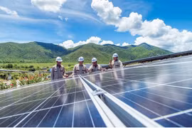Installation de panneaux solaires dans le cadre d’un projet dans la province de Khanh Hoa. Photo : VNA