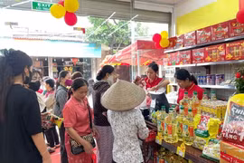 L'ouverture du 4.000e magasin WinMart+ a suscité un vif intérêt de la part des clients. Photo : thuongtruong.com.vn