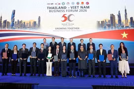 Le secrétaire général et président Tô Lâm et le vice-Premier ministre thaïlandais Anutin Charnvirakul assistent à l'échange d'accords de coopération entre des entreprises des deux pays lors du Forum économique Thaïlande-Vietnam, à Bangkok, le 28 mai 2026. Photo : VNA
