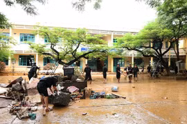 La police de la ville de Dà Nang participe au nettoyage du lycée Nguyên Duy Hiêu le 31 octobre 2025, après que des pluies torrentielles ont provoqué des inondations historiques dans toute la ville. Photo : VNA