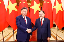 Le président de l’Assemblée nationale du Vietnam, Trân Thanh Mân (à droite) et le secrétaire général du Comité central du Parti communiste chinois et président chinois Xi Jinping, à Hanoi, le 14 avril. Photo: VNA