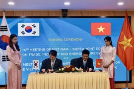 Le ministre vietnamien de l’Industrie et du Commerce Nguyên Hông Diên (à droite) et le ministre sud-coréen de l’Industrie, du Commerce et de l’Energie, Ahn Duk-geun, signent le procès-verbal des réunions, à Hanoi, le 14 avril. Photo : VNA