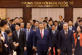 Le secrétaire général du Comité central du Parti communiste vietnamien (PCV), Tô Lâm (à droite, premier plan), le secrétaire général du Comité central du Parti communiste chinois (PCC) et président chinois, Xi Jinping (centre) et le président vietnamien Luong Cuong. Photo : VNA
