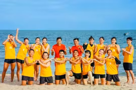 L’équipe féminine vietnamienne de beach handball. Photo: PICHOOF