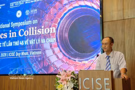 Le directeur adjoint du Département des sciences et des technologies de la province de Gia Lai, Phan Hô Giang, s’exprime en ouverture du 45e Symposium international sur la physique des collisions. Photo : VNA