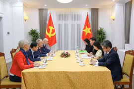 Le vice-ministre vietnamien des Affaires étrangères, Nguyên Manh Cuong, s’entretient avec le président du Parti ouvrier hongrois, Gyula Thürmer. Photo : ministère des Affaires étrangères