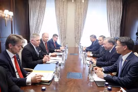 Le secrétaire général Tô Lâm (2e, à droite) rencontre le Premier ministre slovaque Robert Fico, à Moscou, en Russie, le 9 mai. Photo: VNA