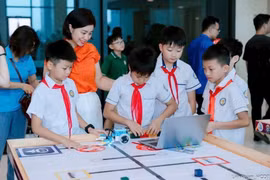 Des enseignants et leurs élèves de la commune de Dông Anh, à Hanoi. Photo: VNA