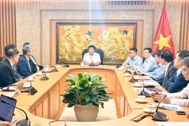 Le vice-Premier ministre Nguyên Chi Dung (centre) lors de la séance de travail, à Hanoï le 30 juillet. Photo : VNA