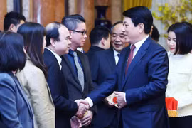 Le président Luong Cuong rencontre le personnel du bureau présidentiel à Hanoi, le 3 février 2025. Photo : VNA