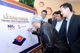 Le président et directeur général de NVIDIA, Jensen Huang, visitant le Centre national d'innovation à Hoa Lac. Photo : VNA