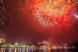 Le lac Hoàn Kiêm sera l’un des cinq sites où se déroulera le spectacle pyrotechnique de la Fête nationale. Photo: VNA
