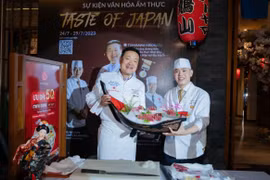 Hirokazu Tomisawa, ambassadeur de bonne volonté de la cuisine japonaise (à gauche), participera à l'événement «Taste of Japan 2026». Photo du restaurant Hatoyama