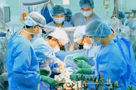 Des médecins de l’Hôpital de l’Université de pharmacie et de médecine de Hô Chi Minh-Ville ont effectué une greffe du foie sur le patient. La confiance accrue dans le système de santé national peut conduire les patients à choisir de se faire soigner dans leur pays plutôt qu'à l'étranger. Photo : VNA