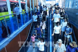 Passagers sur la ligne de métro Nhôn – gare de Hanoi, qui relie la banlieue de Hanoi au centre-ville. Photo : VNA