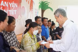 L’ambassadeur du Vietnam au Cambodge, Nguyen Minh Vu, offre des cadeaux à des Cambodgiens d’origine vietnamienne au Cambodge. Photo : VNA