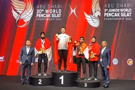 Quàng Thi Thu Nghia sur la plus haute marche du podium de la catégorie des 75 kg femmes aux 20es Championnats du monde de pencak silat. L'équipe vietnamienne de pencak silat veut dominer les 33e Jeux d'Asie du Sud-Est qui se tiendront plus tard cette année en Thaïlande. Photo baosonla.vn