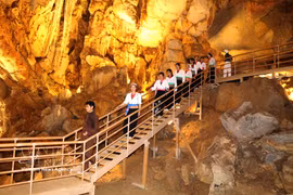 Touristes visitant le site archéologique de Hang Boi (grotte Boi), dans la zone de tourisme culturel de Thung Ui (commune de Tây Hoa Lu), province de Ninh Binh. Photo : VNA