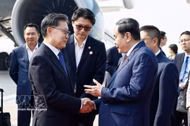 À l’aéroport international de Xianyang, le président de l’Assemblée nationale du Vietnam, Trân Thanh Mân a été salué au moment de son départ par Wang Dongming, membre du Comité central du Parti communiste chinois et vice-président du Comité permanent de l’Assemblée populaire nationale de Chine. Photo: VNA