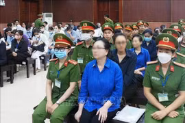 Truong My Lan (au premier plan, au centre) et ses complices lors de leur procès en appel, le 25 mars 2025. Photo : VNA