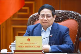 Le Premier ministre Pham Minh Chinh préside la réunion entre la permanence du gouvernement et les responsables des ministères, des secteurs et des organismes relevant directement de l’autorité centrale. Photo: VNA