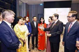 Le président de l’Assemblée nationale du Vietnam, Trân Thanh Mân, avec le personnel de l’ambassade du Vietnam en Fédération de Russie concurremment en Ouzbékistan, ainsi que les représentants de la communauté vietnamienne d’Ouzbékistan. Photo: VNA