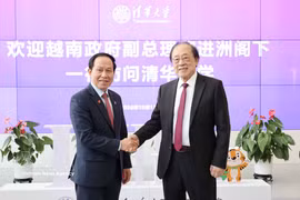 Le vice-Premier ministre vietnamien Lê Tiên Châu (à gauche) serre la main du professeur et académicien Andrew Chi-Chih Yao , doyen de l'Institut des sciences de l'information interdisciplinaires (IIIS) et du Collège d'IA de l'Université Tsinghua. Photo : VNA