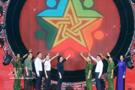 La vice-Première ministre Pham Thi Thanh Trà et les délégués donnent le coup d’envoi de la Campagne nationale pour créer des communes, des quartiers et des zones spéciales sans drogue. Photo : VNA