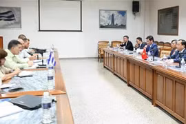 Séance de travail entre le ministre cubain du Commerce extérieur et des Investissements, Oscar Perez Oliva, et la délégation vietnamienne. Photo : VNA