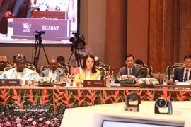 La vice-ministre vietnamienne des Affaires étrangères, Nguyên Minh Hang s’exprime lors de la séance de débat tenue dans le cadre de la réunion des ministres des Affaires étrangères des BRICS+ en Inde. Photo : VNA