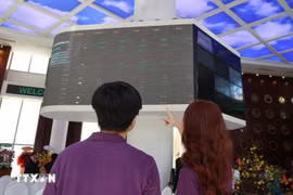 Des investisseurs au Service des transactions boursières de Hô Chi Minh-Ville (HoSE). Photo: VNA