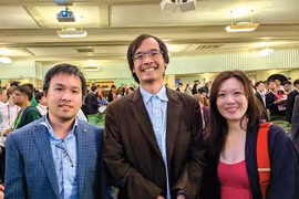 Le Dr. Luong Minh Thang, entouré du mathématicien australien Terence Tao (centre) et de son épouse, Wendy Uyên Nguyên (droite). Photo : CTV