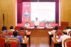 Le Bureau de l’Assemblée nationale informe la presse de la première session extraordinaire de la 16e législature, à Hanoi, le 28 juillet. Photo : VNA