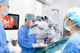 Le Docteur Nguyên Thanh Xuân réalise une opération chirurgicale crânienne. Photo: VNA