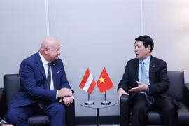 Le président vietnamien Luong Cuong (à droite) reçoit le Premier ministre autrichien Christian Stocker en marge du débat général de la 80e session de l’Assemblée générale des Nations Unies à New York, aux États-Unis, le 22 septembre (heure locale). Photo : VNA
